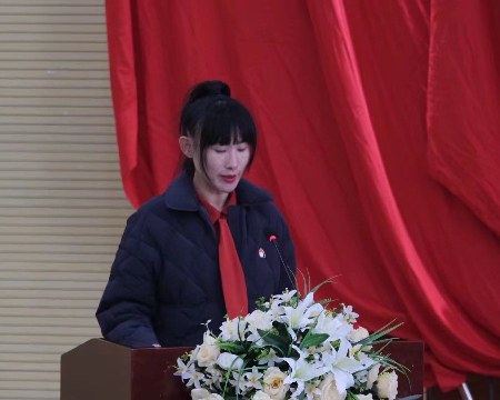 图片包含 人, 窗帘, 女人, 桌子描述已自动生成