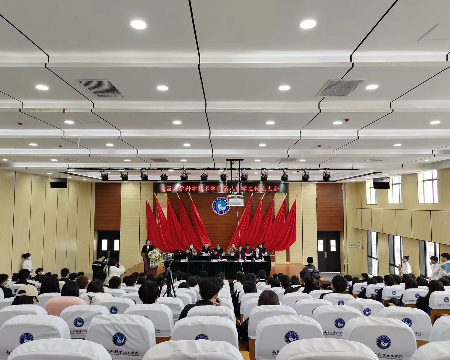 许多人在房间里中度可信度描述已自动生成