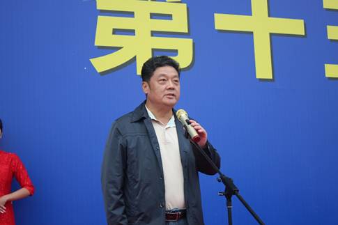 穿西装的男人站在一起中度可信度描述已自动生成